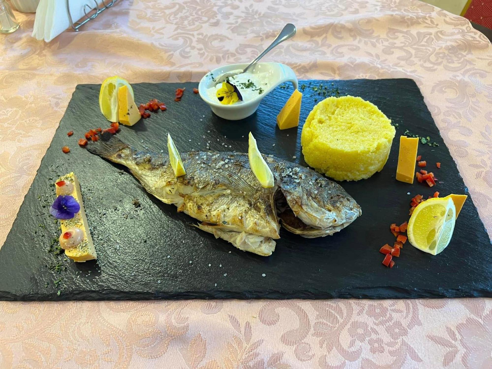 فندق Colina Restaurant & Events Bistriţa المظهر الخارجي الصورة