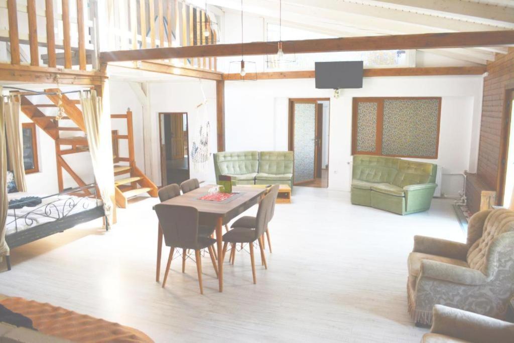 فندق Colina Restaurant & Events Bistriţa المظهر الخارجي الصورة