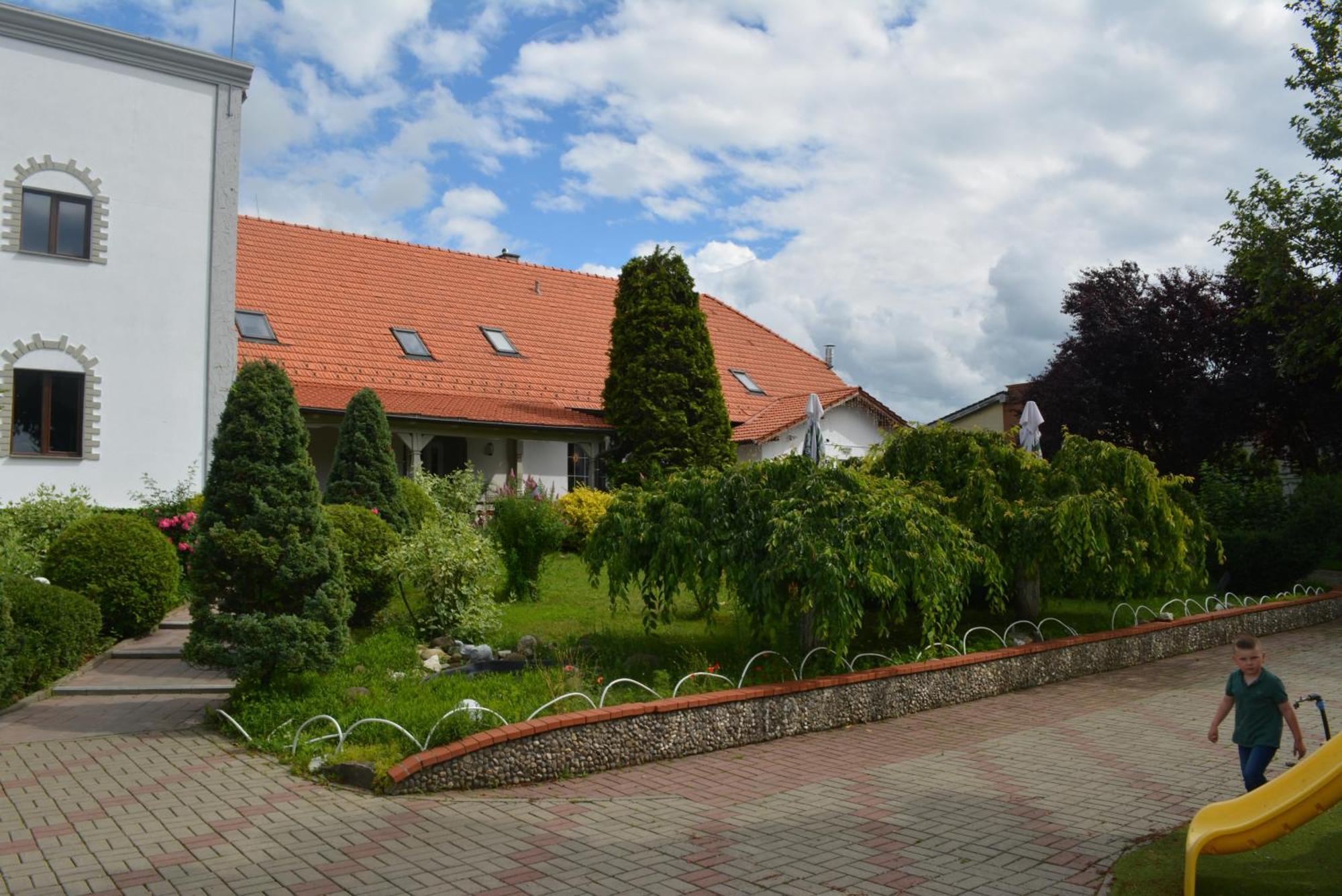 فندق Colina Restaurant & Events Bistriţa المظهر الخارجي الصورة