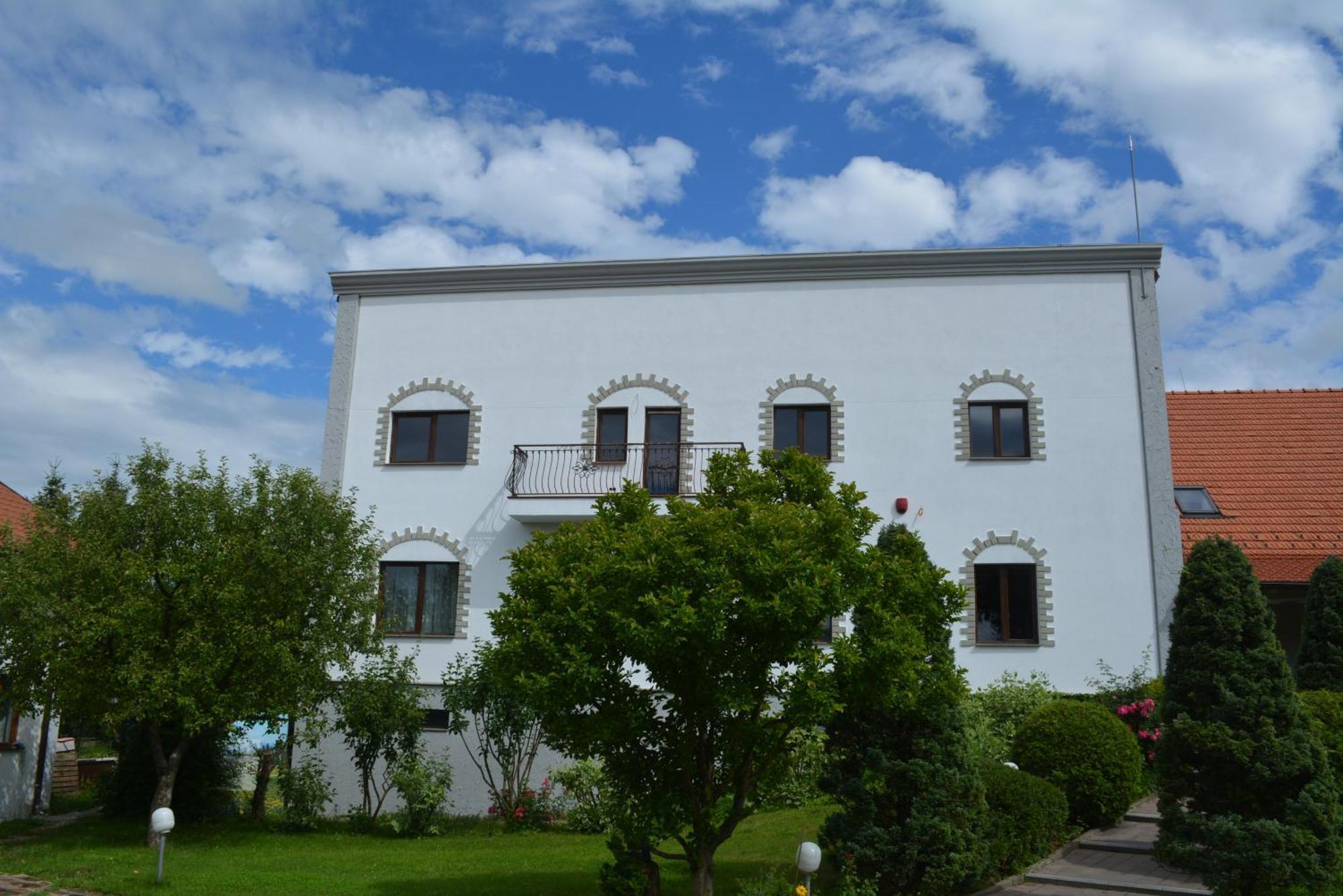فندق Colina Restaurant & Events Bistriţa المظهر الخارجي الصورة